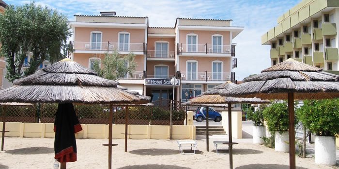 offerta vacanze mezza pensione hotel tre stelle di rimini fronte mare