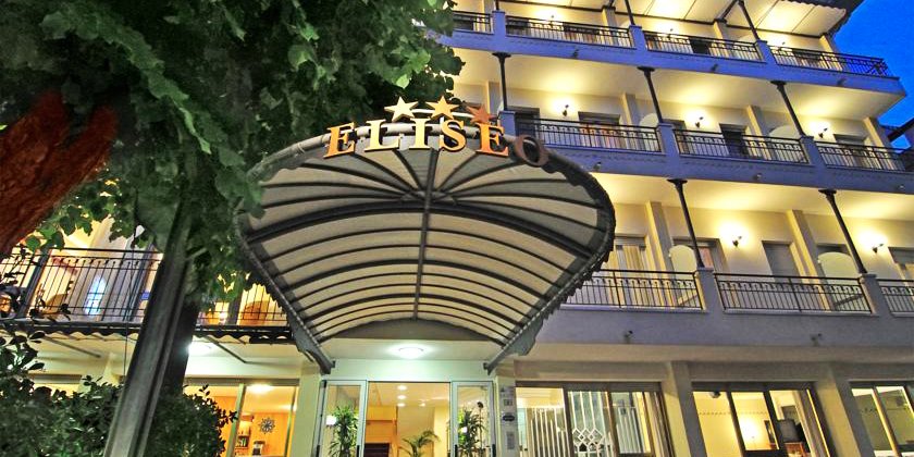 vacanze in pensione completa hotel tre stelle di riccione vicino al mare